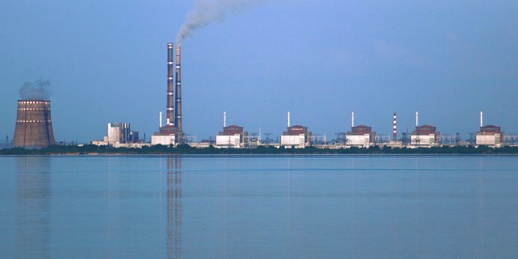 Rusya, Ukrayna'nın en büyük nükleer enerji santralini kuşattı