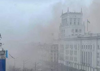 Rusya birlikleri tarafından gönderilen seyir füzesinin Harkov'da belediye binasını vurduğu iddia ediliyor