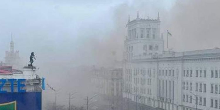 Rusya birlikleri tarafından gönderilen seyir füzesinin Harkov'da belediye binasını vurduğu iddia ediliyor