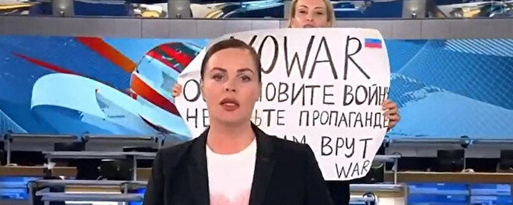 Rusya'da canlı yayında "savaşa hayır" pankartı açan TV çalışanı Fransa'nın sığınma teklifini kabul etmedi: Vatanseverim