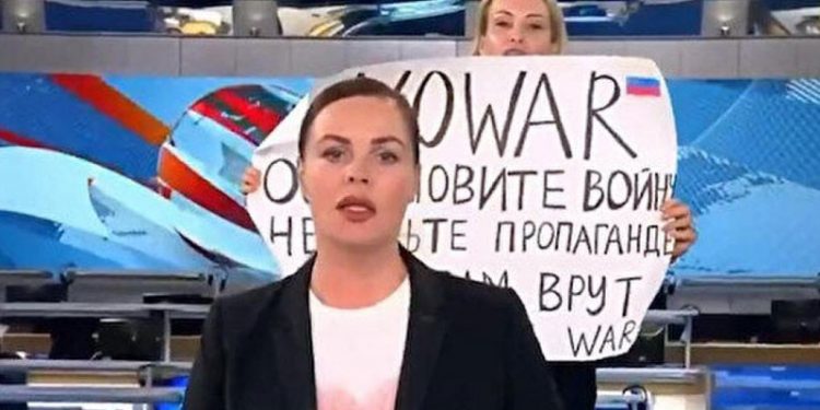 Rusya'da canlı yayında "savaşa hayır" pankartı açan TV çalışanı Fransa'nın sığınma teklifini kabul etmedi: Vatanseverim