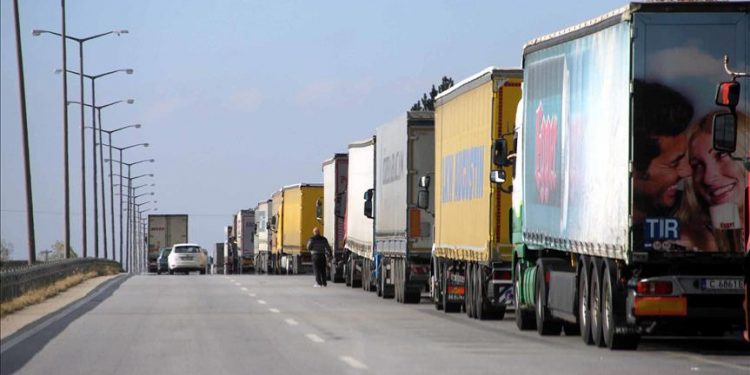 Rusya'da mahsur kalan Türk şoförleri yetkililerden destek bekliyor: 'Bir meslektaşımız kalp krizi geçirdi; kronik hastaların hayati riski artıyor'