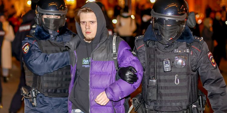 Rusya'da savaş karşıtı protestolar sürüyor; yaklaşık 350 kişi gözaltına alındı