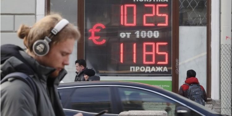 Rusya'da yaptırımlar etkisini göstermeye başladı: "Metro parasını telefonumla öderdim, artık olmuyor"