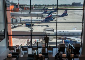 Rusya'dan ayrılmak isteyen savaş karşıtı Ruslar, havalimanlarında saatlerce sorgulanıyor: "Telefon ve bilgisayarlarımızı inceliyorlar"