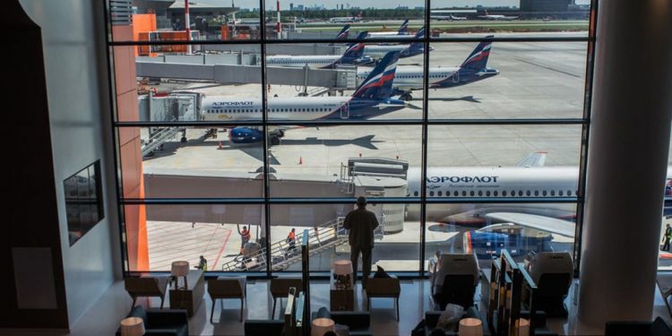 Rusya'dan ayrılmak isteyen savaş karşıtı Ruslar, havalimanlarında saatlerce sorgulanıyor: "Telefon ve bilgisayarlarımızı inceliyorlar"