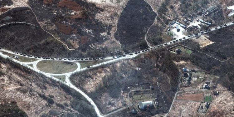 Rusya'nın Ukrayna'yı işgali: Kiev yakınlarındaki 64 kilometrelik Rus askeri konvoyu neden durdu?