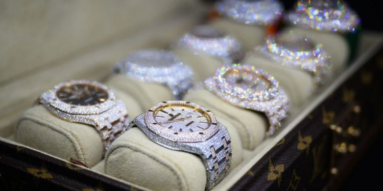 Rusya’dan İsviçre’ye yaptırım tepkisi: Milyonlarca dolarlık lüks saatlere el kondu