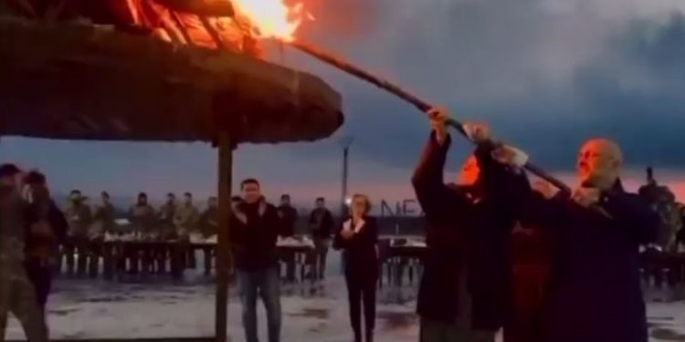 SDG, ABD Dışişleri Bakanlığı temsilcisiyle Haseke'de Newroz meşalesini yaktı