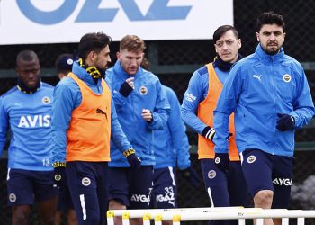 SON DAKİKA! Fenerbahçe’de Mesut Özil ve Ozan Tufan kadro dışı bırakıldı