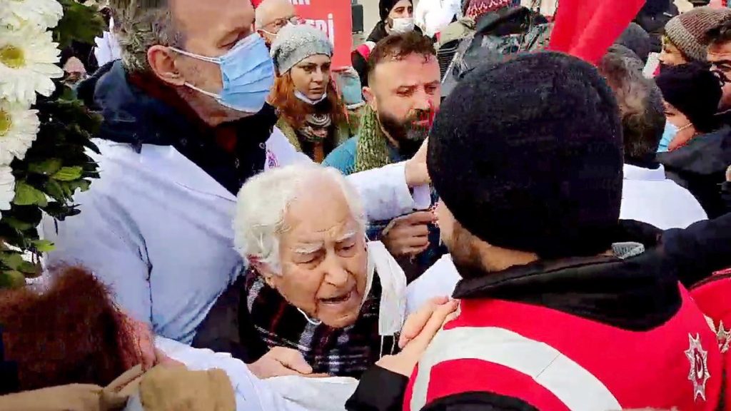 Sağlık çalışanları grevde: Polis, 89 yaşındaki doktoru yere devirdi