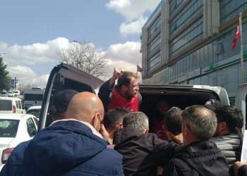 Sabancı'yı protesto eden Enerji-Sen yöneticilerine gözaltı: 'Vazgeçeceğimizi sananlar yanılıyorlar'