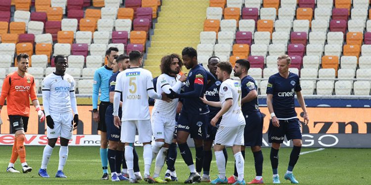 Sadık Çiftpınar taraftarla tartıştı, oyundan çıkmak istedi