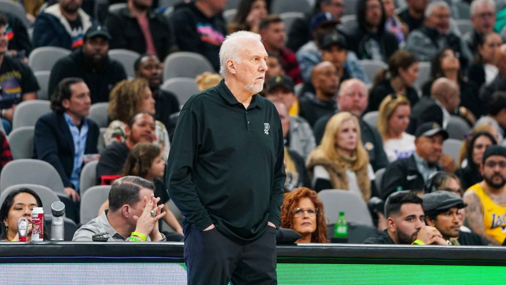 San Antonio Spurs'ün başantrenörü Gregg Popovich, NBA rekorunu egale etti