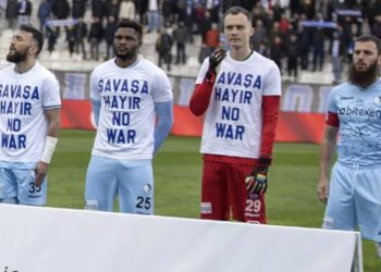 'Savaşa hayır' tişörtü giymeyi reddeden futbolcu Aykut Demir: İçime sinmedi