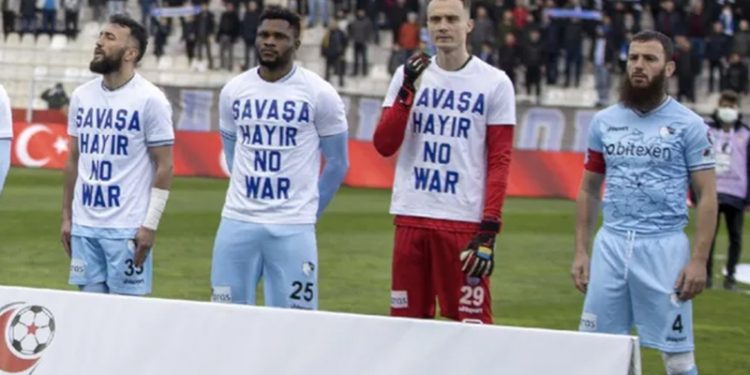 'Savaşa hayır' tişörtü giymeyi reddeden futbolcu Aykut Demir: İçime sinmedi