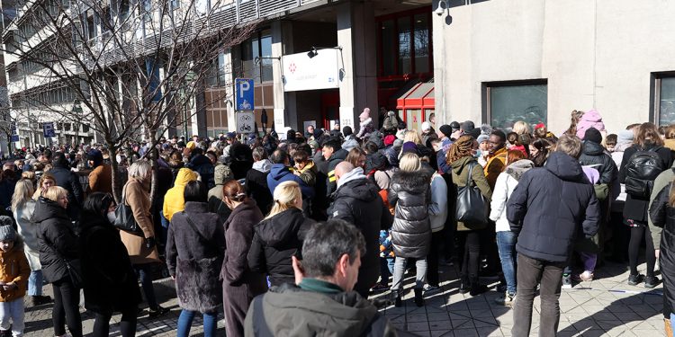 Savaştan kaçan yüzlerce Ukraynalı Belçika'da "geçici koruma" için sıra bekliyor