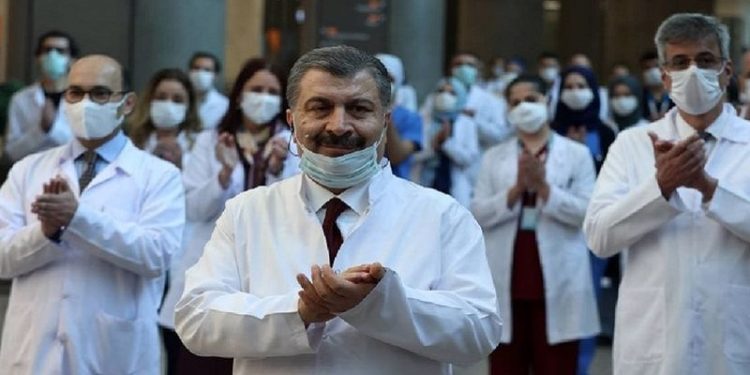 Sağlık Bakanı Koca'dan Tıp Bayramı mesajı: Bizim hekimlerimiz eşsizdir