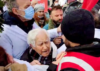 Sağlık çalışanları grevde: Polis, 89 yaşındaki doktoru yere devirdi