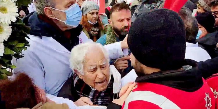 Sağlık çalışanları grevde: Polis, 89 yaşındaki doktoru yere devirdi