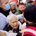 Sağlık çalışanları grevde: Polis, 89 yaşındaki doktoru yere devirdi