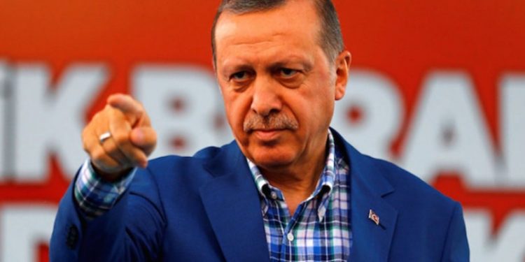 Sedef Kabaş'ın sözlerini paylaşan 70 yaşındaki emekli Cumhurbaşkanı'na hakaretten tutuklandı