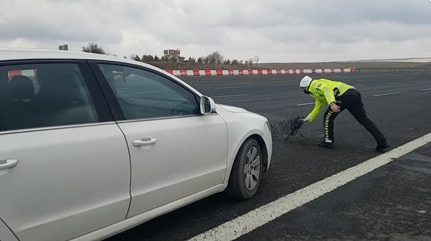 Semra Kuytul’a görülmemiş engel: Yola kapan atıldı, aracının önü kesildi, salonun ışıkları kapatıldı…