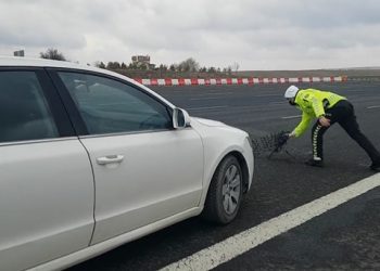 Semra Kuytul’a görülmemiş engel: Yola kapan atıldı, aracının önü kesildi, salonun ışıkları kapatıldı…