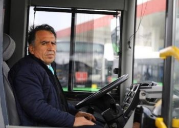 Seyir halinde yolcu bayılınca rotasını hastaneye çevirdi