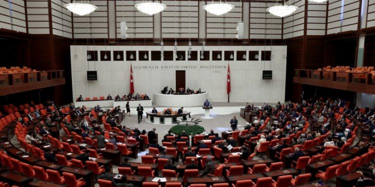 Seçim Kanunu Teklifi'nin birinci bölümü kabul edildi, seçim barajı düştü