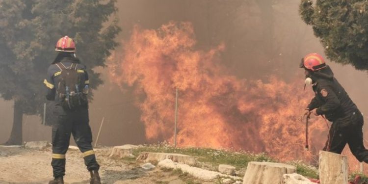 Sisam Adası'nda orman yangını; Saatlerdir kontrol altına alınamıyor