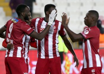 Sivasspor Türkiye Kupası'nda yarı final biletini tek golle aldı!