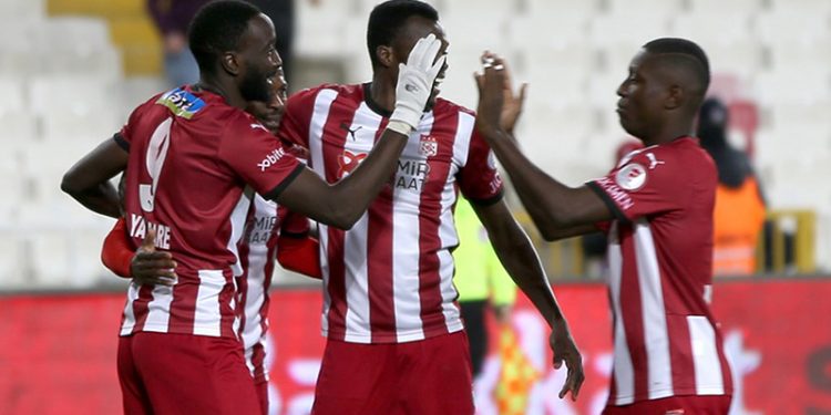 Sivasspor Türkiye Kupası'nda yarı final biletini tek golle aldı!