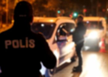 Suriyelilerin aracına uyuşturucu yerleştiren polisler tutuklandı