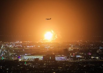 Suudi Arabistan'da vurulan petrol tesisleri 19 saattir söndürülemiyor