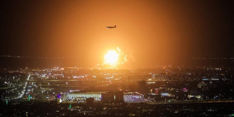 Suudi Arabistan'da vurulan petrol tesisleri 19 saattir söndürülemiyor