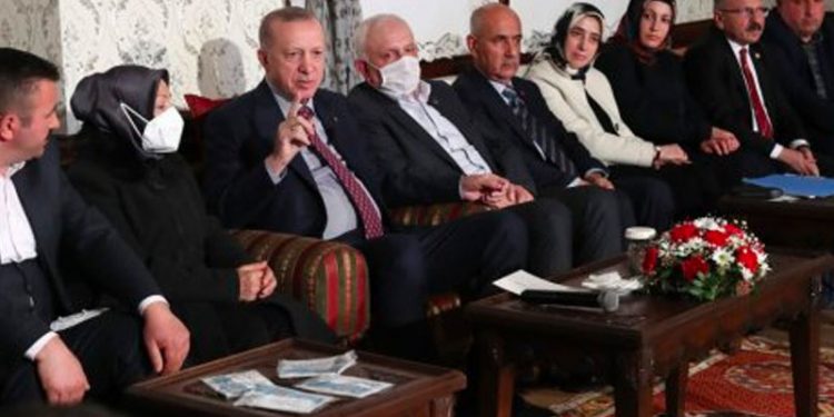 Sözcü yazarı Zeyrek: Keşke 81 milyonun tamamı her gece Erdoğan'ın önerdiği karışımı yiyebilse