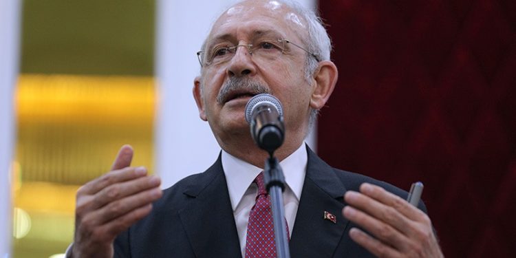 Sırrı Sakık: Romantik ve ürkek konuştu