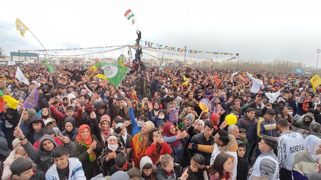 Türkiye’de Newroz coşkusu: Yüzbinlerce kişi alanlarda