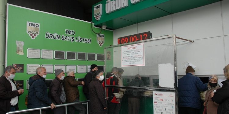 TMO’nun önünde saatlerce yağ kuyruğunda bekleyen vatandaşlar eli boş döndü