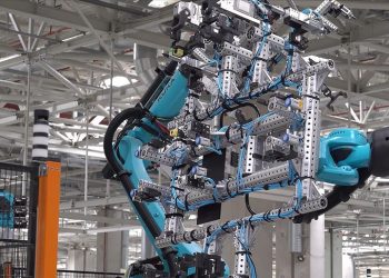 TOGG'un Gemlik Tesisi'nde robotlar üretim denemelerine başladı