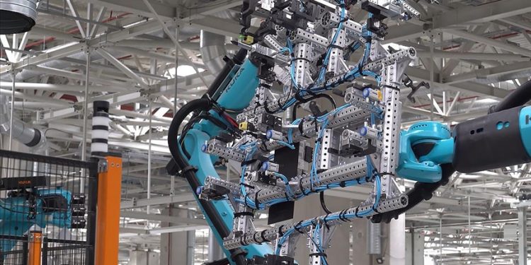 TOGG'un Gemlik Tesisi'nde robotlar üretim denemelerine başladı