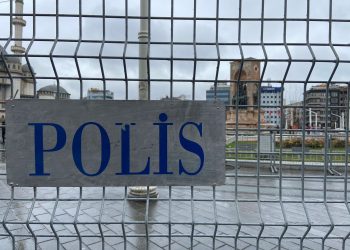 Taksim’de ‘8 Mart’ ablukası: Metro çıkışları kapatıldı, meydan barikatlarla çevrildi