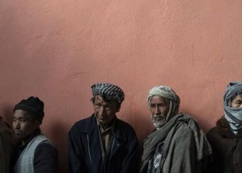 Taliban kamuda çalışan erkeklere sakal bırakma ve geleneksel kıyafet giyme zorunluluğu getirdi