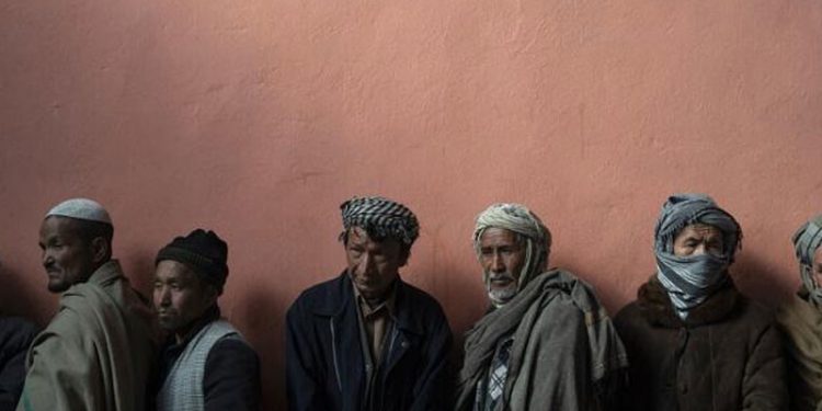 Taliban kamuda çalışan erkeklere sakal bırakma ve geleneksel kıyafet giyme zorunluluğu getirdi