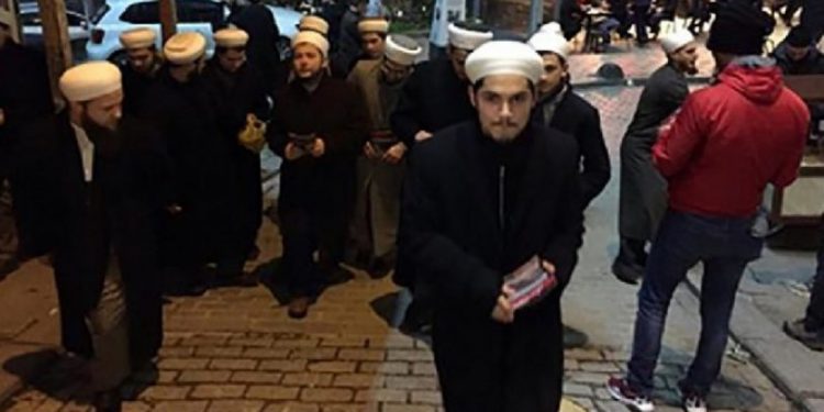 Tebliğciler şimdi de tekel bayilere girdi: 'Sizden bu günahkarın ricası alkol satışını bırakmanız'