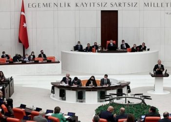 Tekliften &ccedil;ıkarıldı: Şirketler hakkında haber yapan gazeteciler cezalandırılamayacak