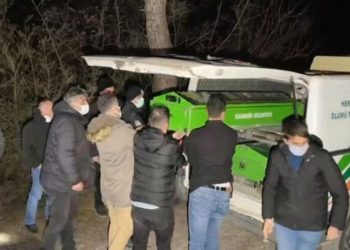 'Telefonlarımızdaki notlara bakın' diyen iki öğrenci ağaca asılı bulundu