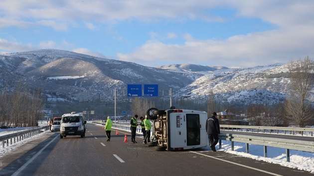 Tokat'ta servis aracı kaza yaptı: 1 asker şehit 3 asker yaralı