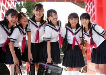 Tokyolu öğrenciler bir asrın ardından kıyafet özgürlüğü kazandı